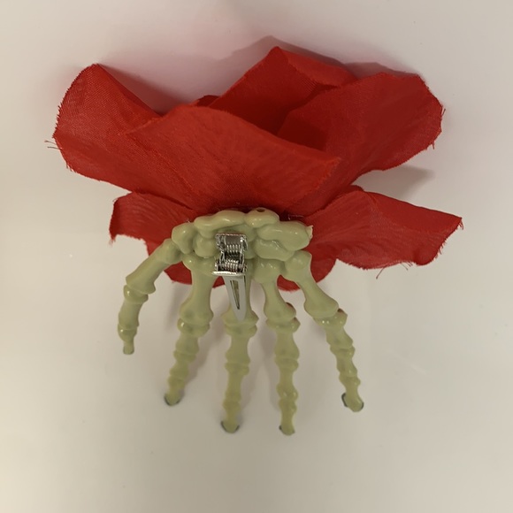 Red rose 🌹 Halloween hair clip creepy hand bones - Picture 15 of 16